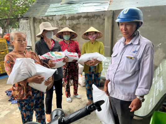 Gimex II trao gạo cho người dân có hoàn cảnh khó khăn
